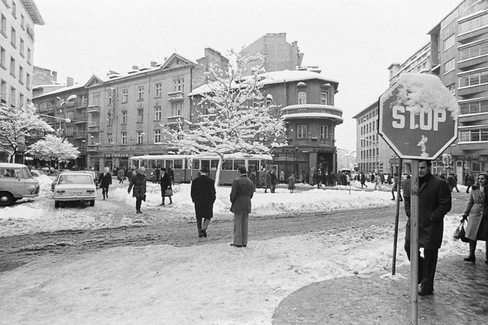 Спомени от соца: Уникални СНИМКИ на снежна София от 1974 г. подпалиха мрежата