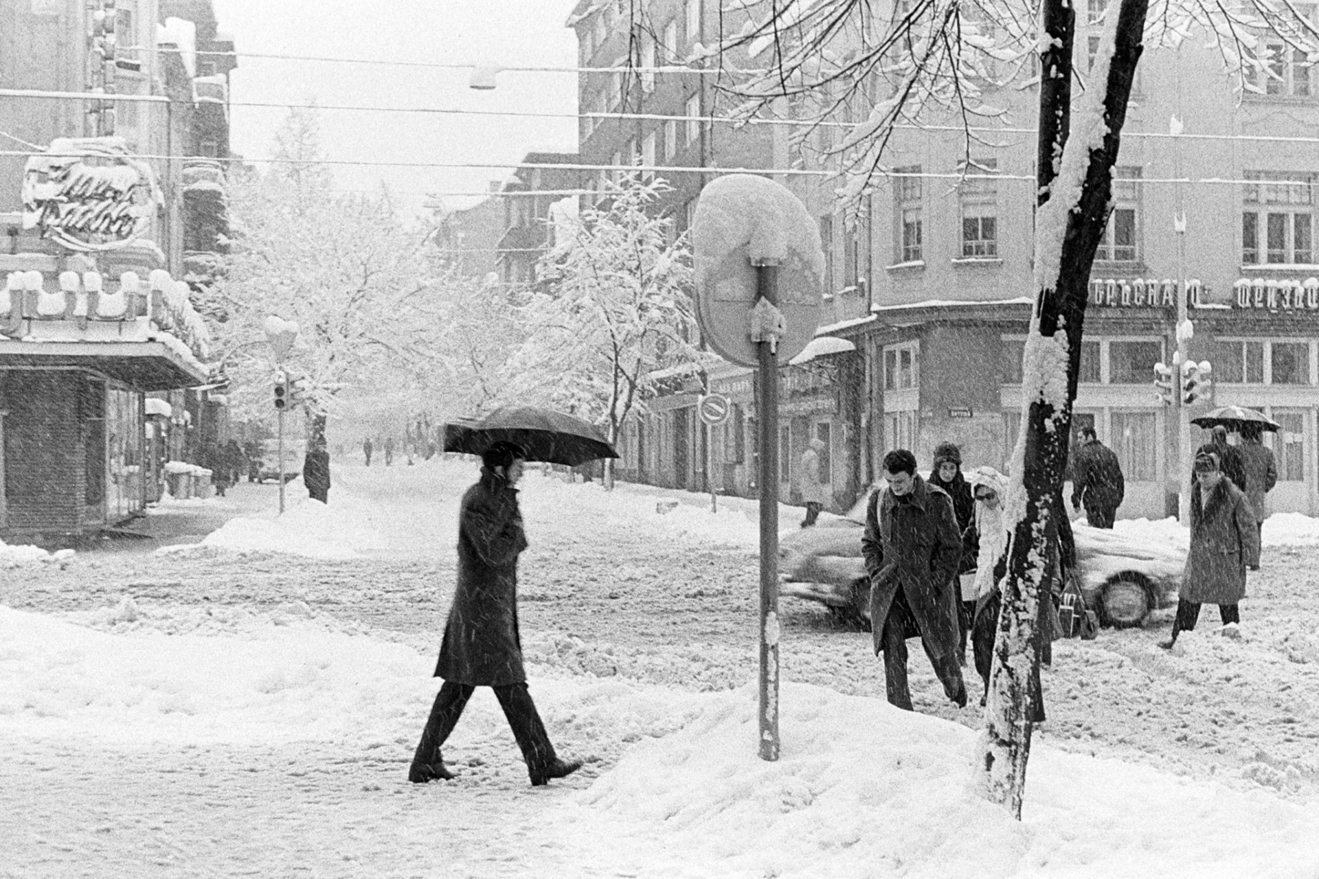 Спомени от соца: Уникални СНИМКИ на снежна София от 1974 г. подпалиха мрежата