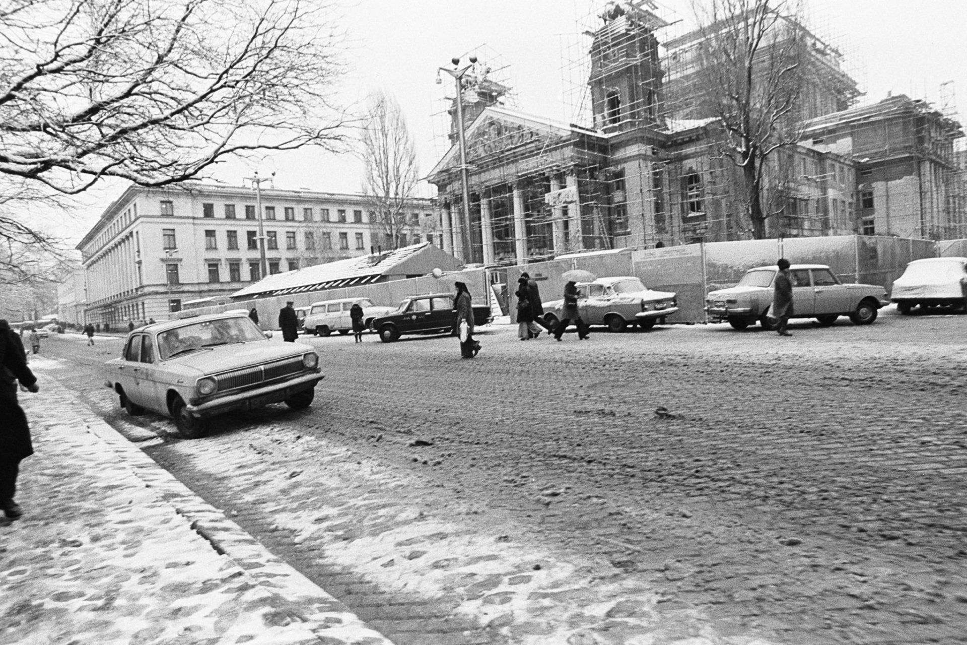 Спомени от соца: Уникални СНИМКИ на снежна София от 1974 г. подпалиха мрежата