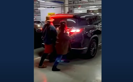 Вижте шокиращата битка между жени и шофьор на кросоувър за място за паркиране ВИДЕО