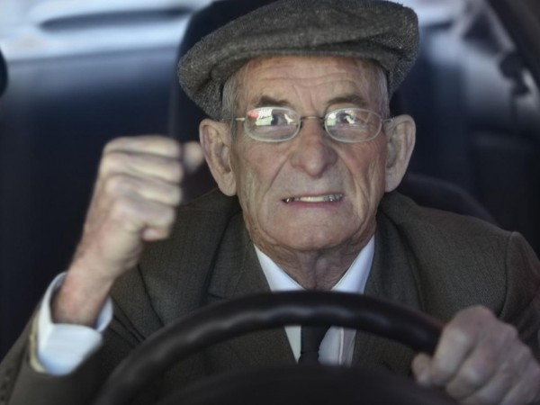 Абсурд на пътя: Британец шофирал над 70 години без книжка 