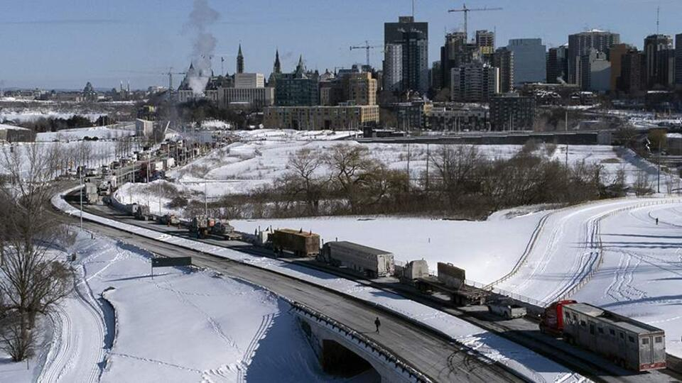 Камиони блокираха магистрала, свързваща Канада със САЩ, ето защо СНИМКИ