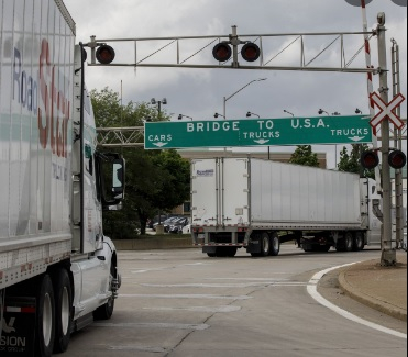 Камиони блокираха магистрала, свързваща Канада със САЩ, ето защо СНИМКИ