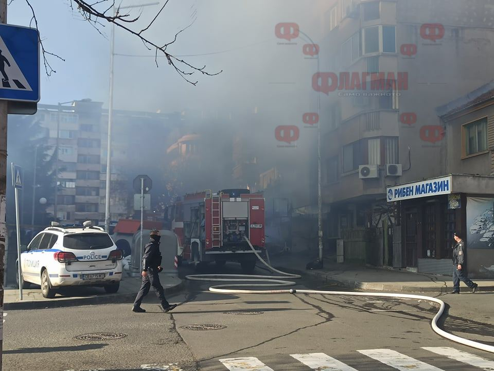 Огромен пожар бушува в жилищен блок в Бургас! ВИДЕО