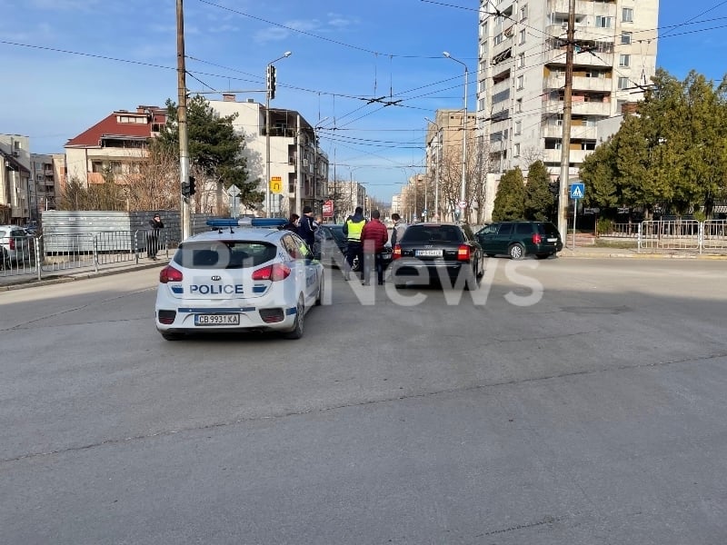 Катастрофа с БМВ и Ауди на възлово кръстовище във Враца СНИМКИ