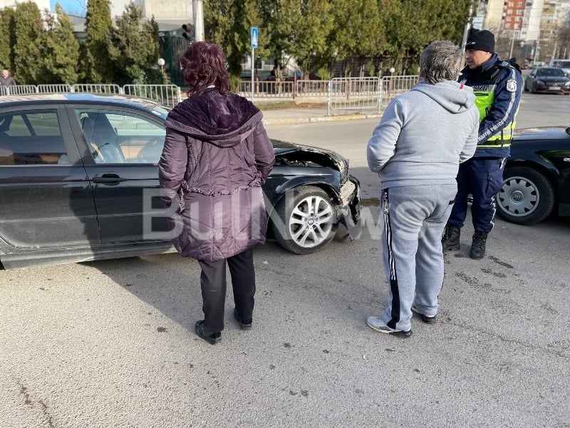 Катастрофа с БМВ и Ауди на възлово кръстовище във Враца СНИМКИ