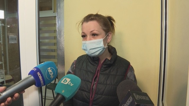 Първи думи на медсестрата от скандалния клип с починалата жена СНИМКИ