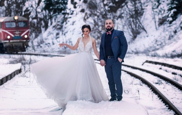 Уникална фотосесия на младоженци при минус 8 градуса в Родопите СНИМКИ 