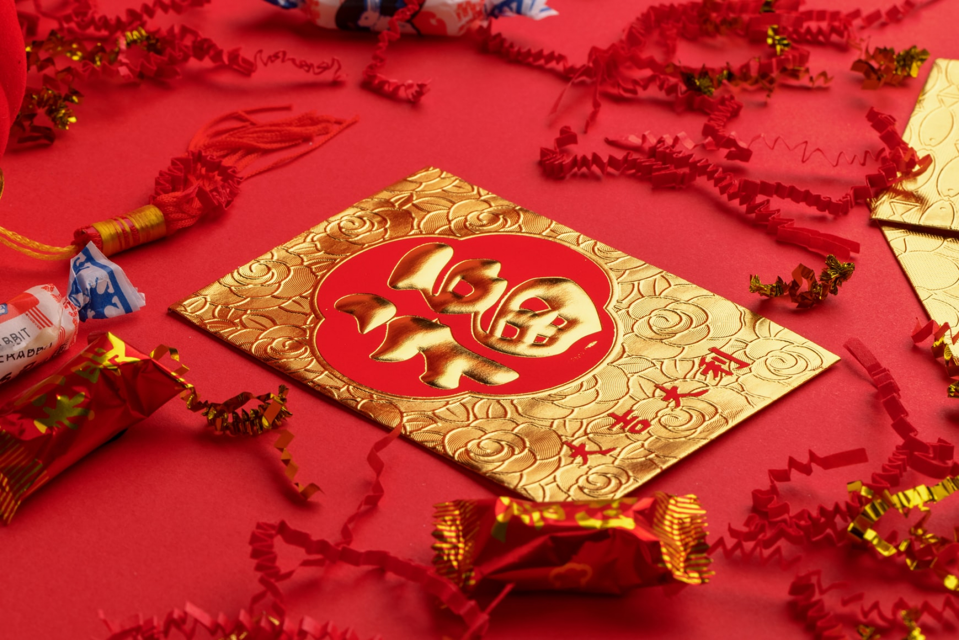 Китай посрещна Нова година, но защо празненствата приличат на Сурва? ВИДЕО