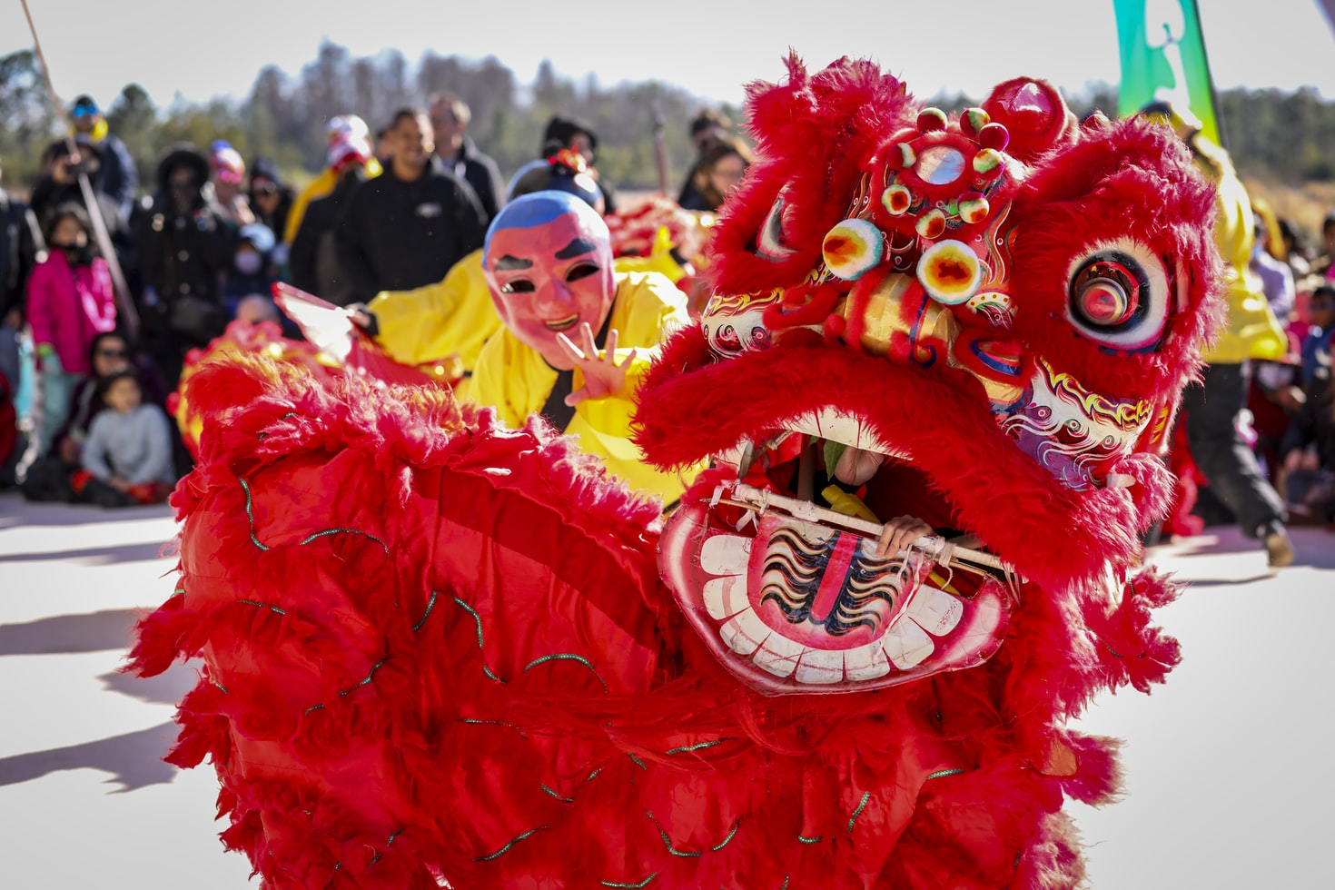 Китай посрещна Нова година, но защо празненствата приличат на Сурва? ВИДЕО
