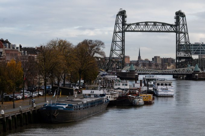 Демонтират исторически мост в Ротердам, за да мине яхтата на Безос СНИМКИ