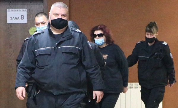 Пълен шаш! Черната вдовица се изправи пред съда в Пловдив и шокира всички с новата си визия ВИДЕО