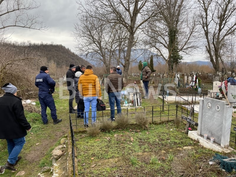 Ексхумация: Селското гробище на Пудрия почерня от криминалисти, следователи и полиция СНИМКИ