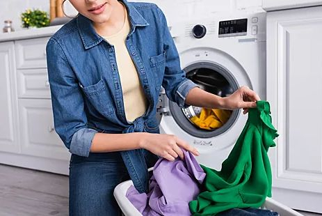 Край на мистерията: Ето защо се появяват петна по дрехите след пране