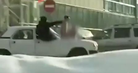 Студ ли: Чисто гол младеж се повози на предния капак на колата ВИДЕО 