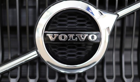 Новият Volvo XC40 без никакъв камуфлаж СНИМКИ