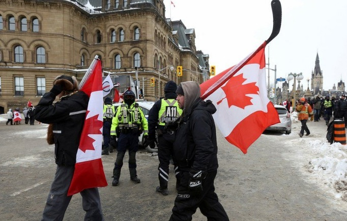 Протестиращи срещу К-19 мерките превзеха столицата на Канада, властите обявиха извънредно положение ВИДЕО