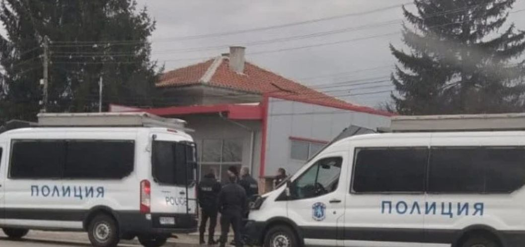 Само в БЛИЦ: В Катуница почерня от полиция след въоръжен обир, свидетел разказа за ужаса