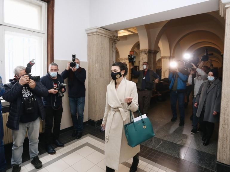 Лена Бориславова отнесе в прокуратурата "черния списък" в скъпарска модна чанта СНИМКИ