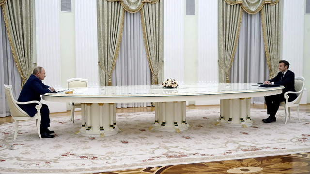 Страх от КГБ: Край на мистерията с 4-метровата маса от срещата Путин-Макрон 