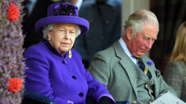 Опасност грози кралица Елизабет, след като се видяла със заразения с К-19 принц Чарлз