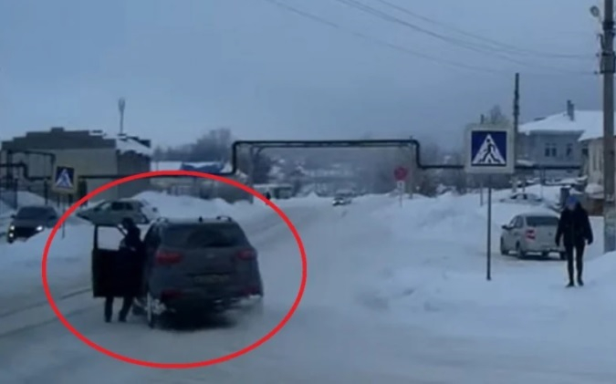 Бесен екшън: Катаджия спря беглец с кола с голи ръце ВИДЕО