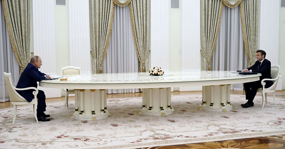 Разкриха тайната за огромната бяла маса на Путин СНИМКИ