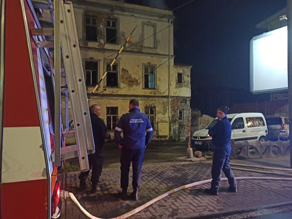 Пожар изпепели сграда в Бургас часове, след като губернаторът я хариза на държавата ВИДЕО 