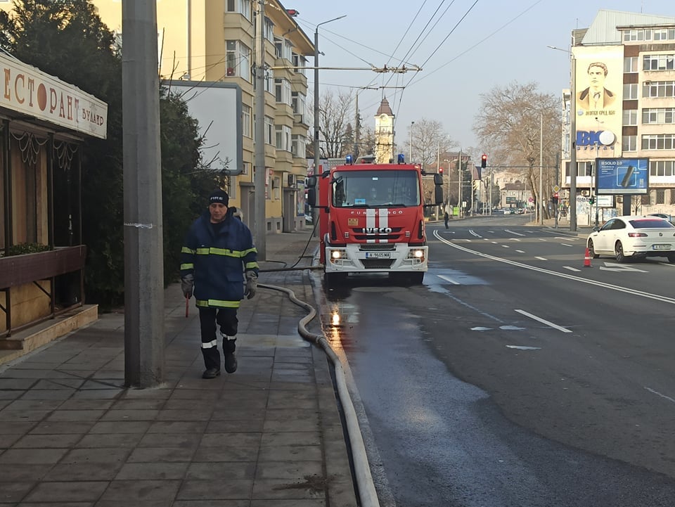 Държавната сграда в Бургас горя втори път тази нощ, съсипана е ВИДЕО