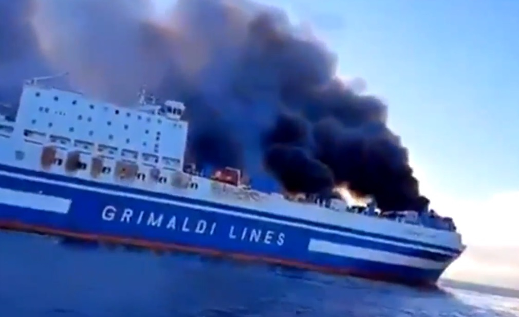 Двама българи в капана на горящия кораб, има експлозии на борда ВИДЕО