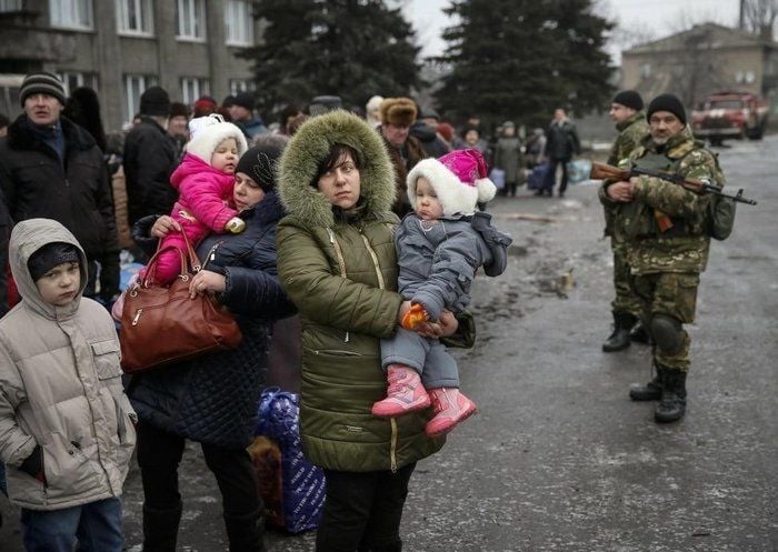 Вой на сирени и тътен от мощна експлозия смразиха Донецк, първите автобуси с евакуирани потеглиха към Русия ВИДЕО 