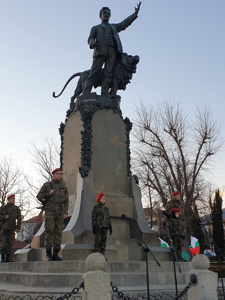 Фоторепортаж в БЛИЦ! Ето как в Карлово почетоха Васил Левски