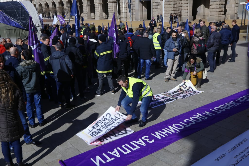 Започна протестът на пожарникарите, КНСБ им удря рамо НА ЖИВО