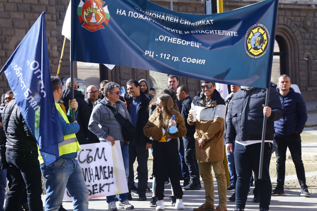 Започна протестът на пожарникарите, КНСБ им удря рамо НА ЖИВО