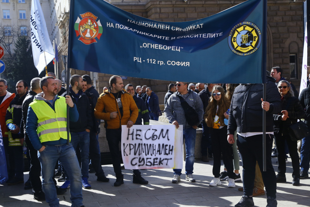 Започна протестът на пожарникарите, КНСБ им удря рамо НА ЖИВО