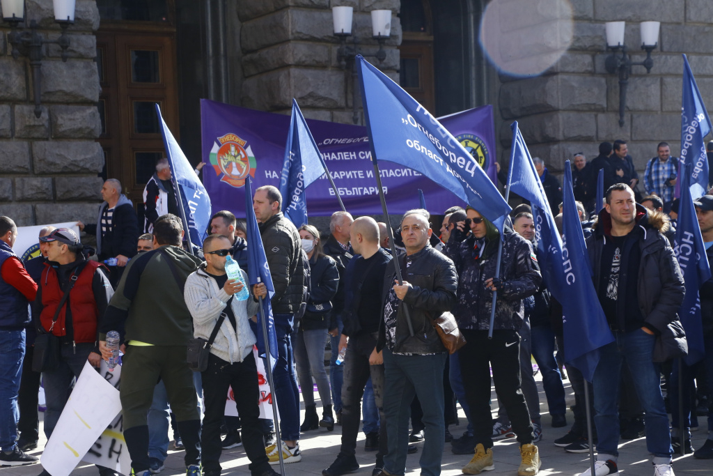 Започна протестът на пожарникарите, КНСБ им удря рамо НА ЖИВО