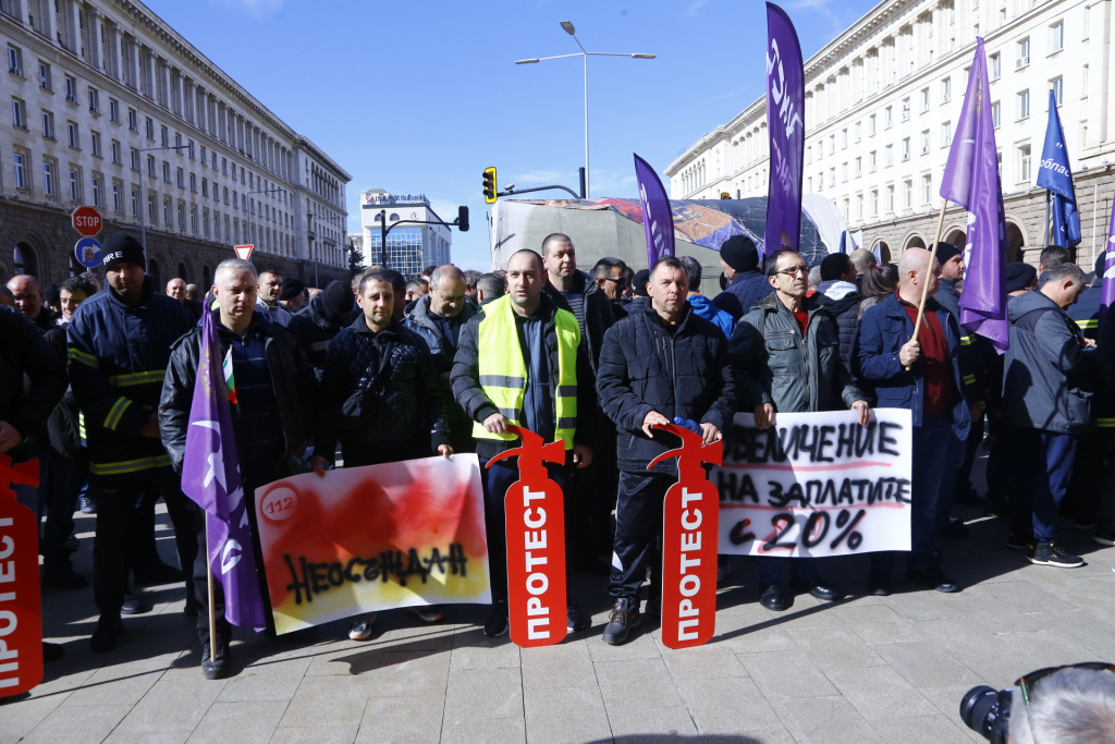 Започна протестът на пожарникарите, КНСБ им удря рамо НА ЖИВО