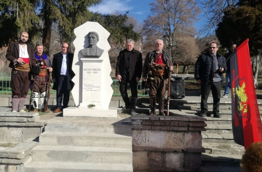 Откриха нов паметник на Васил Левски, кметица се разплака