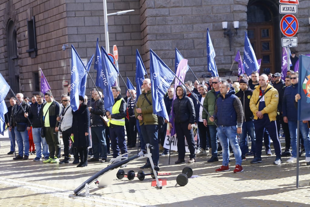 Протестиращи поканиха властта да изкарат една смяна с тях, за да видят, "че не са безсмъртни" СНИМКИ