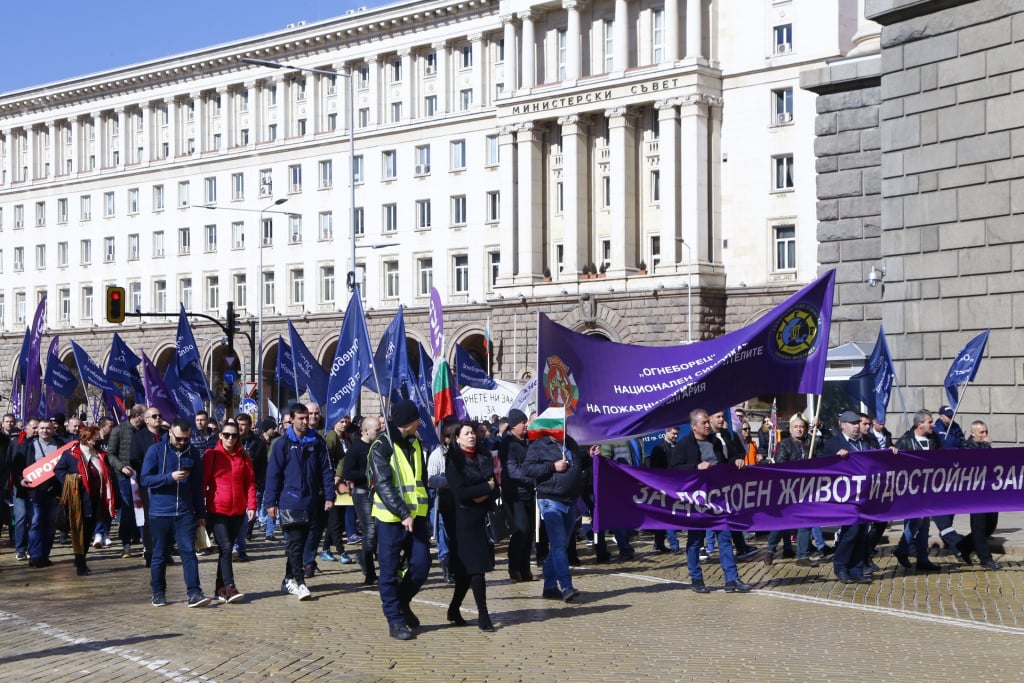 Протестиращи поканиха властта да изкарат една смяна с тях, за да видят, "че не са безсмъртни" СНИМКИ