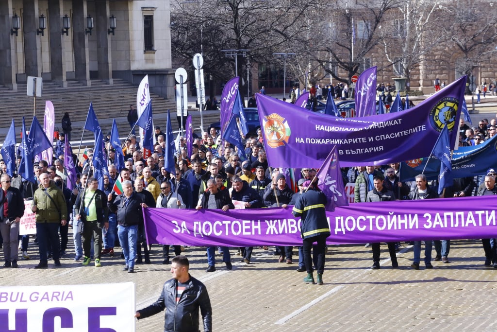 Протестиращи поканиха властта да изкарат една смяна с тях, за да видят, "че не са безсмъртни" СНИМКИ