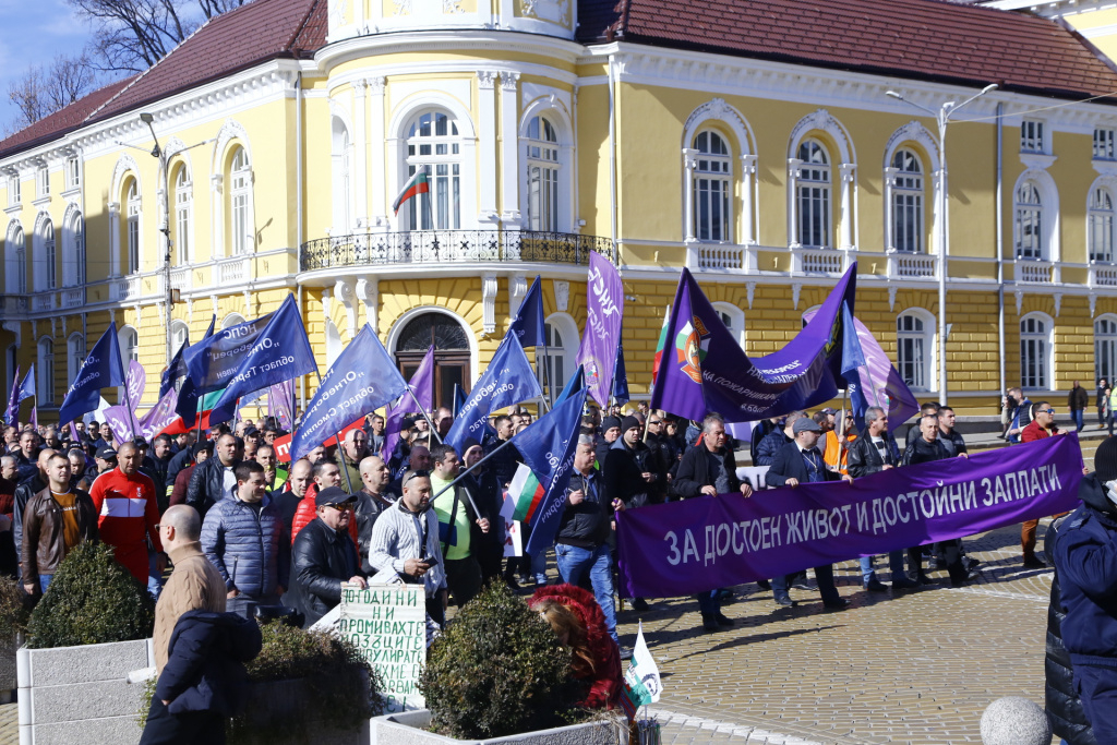 Протестиращи поканиха властта да изкарат една смяна с тях, за да видят, "че не са безсмъртни" СНИМКИ