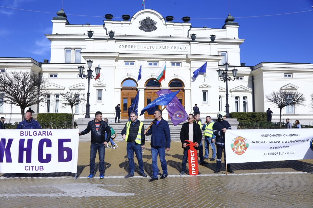 Протестиращи поканиха властта да изкарат една смяна с тях, за да видят, "че не са безсмъртни" СНИМКИ