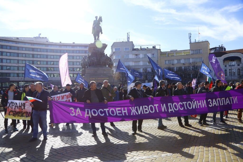 Протестиращи поканиха властта да изкарат една смяна с тях, за да видят, "че не са безсмъртни" СНИМКИ