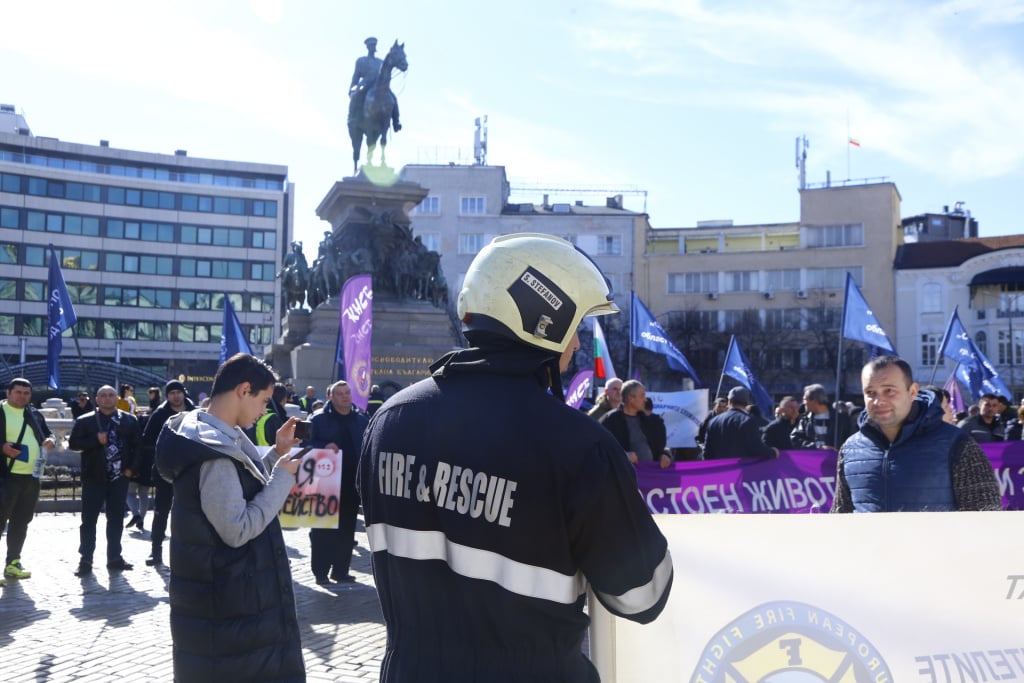 Протестиращи поканиха властта да изкарат една смяна с тях, за да видят, "че не са безсмъртни" СНИМКИ