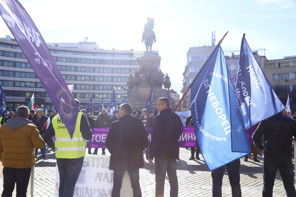 Протестиращи поканиха властта да изкарат една смяна с тях, за да видят, "че не са безсмъртни" СНИМКИ