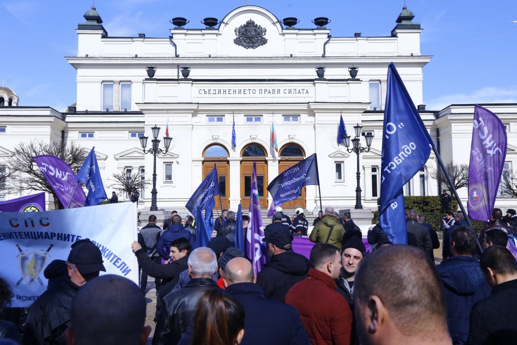 Протестиращи поканиха властта да изкарат една смяна с тях, за да видят, "че не са безсмъртни" СНИМКИ