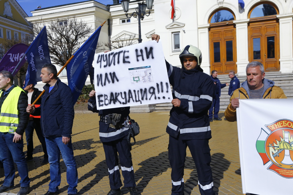 Протестиращи поканиха властта да изкарат една смяна с тях, за да видят, "че не са безсмъртни" СНИМКИ