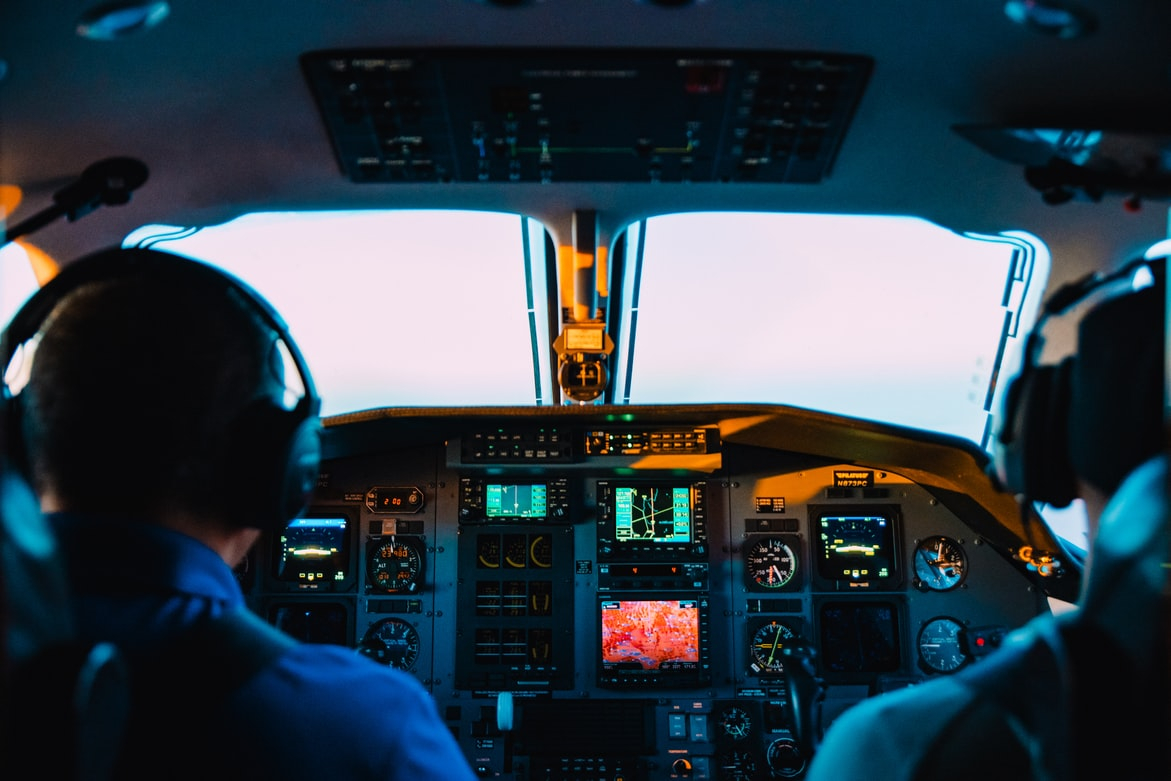 Защо на пилотите им е забранено да говорят при излитане и кацане?