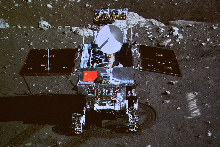 Китайският луноход „Юйту-2“ откри стъклени топчета на обратната страна на Луната СНИМКИ